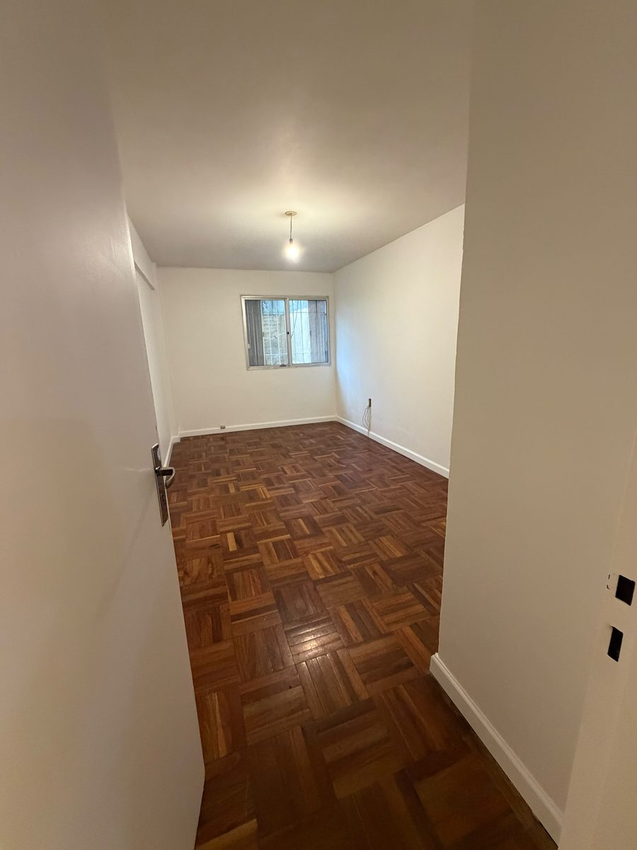 Dormitorio terminado con paredes sanas y parquet recuperado