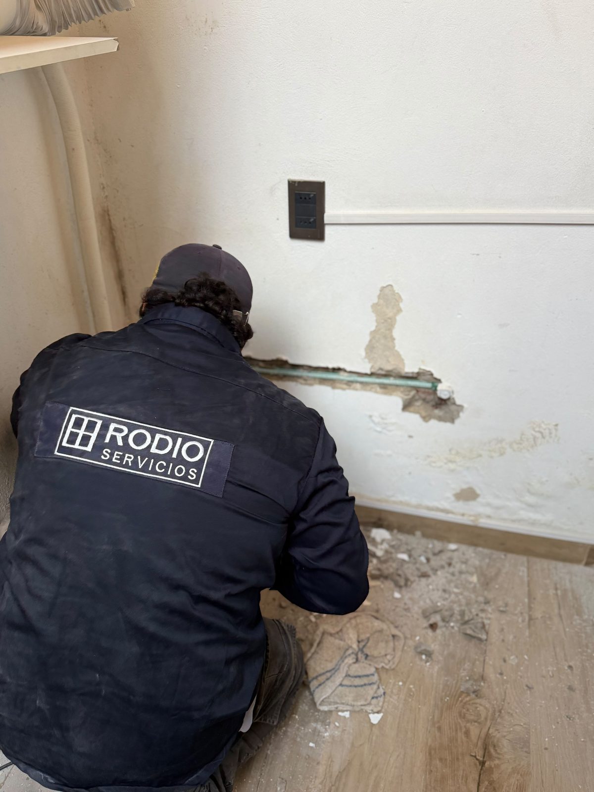 Operario de Rodio Servicios trabajando