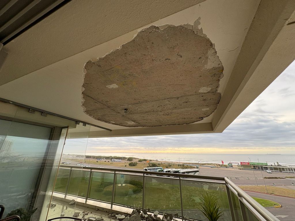 Cielorraso de balcón desprendido en un edificio sobre la rambla